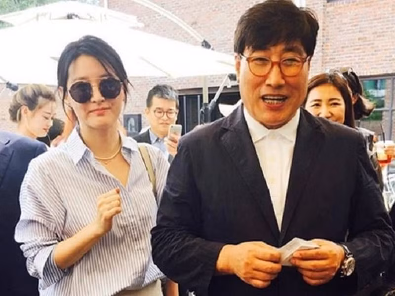 Ông xã Lee Young Ae được khen trẻ hơn so với tuổi 71. Ảnh: Zing