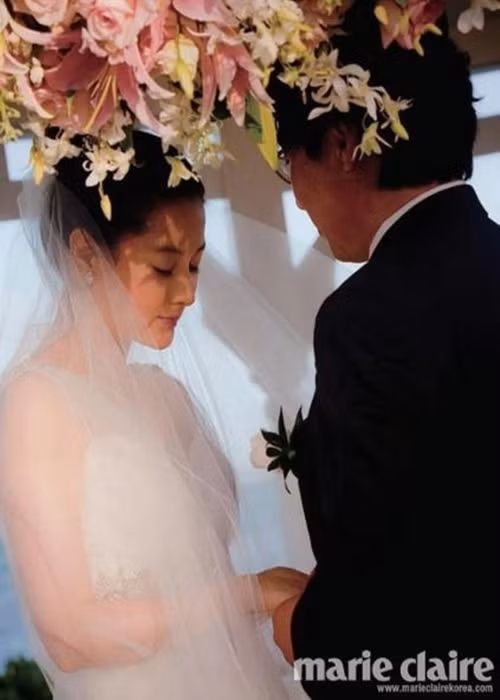 Vì khoảng cách chênh lệch tuổi tác lớn cùng quá khứ tình ái được cho là phức tạp của doanh nhân Jung Ho Young, cuộc hôn nhân của Lee Young Ae không được dư luận ủng hộ. Tuy nhiên, vợ chồng sao phim "Nàng Dae Jang Geum" đã vượt qua điều tiếng để có tổ ấm vô cùng hạnh phúc. Ảnh: Marie Claire