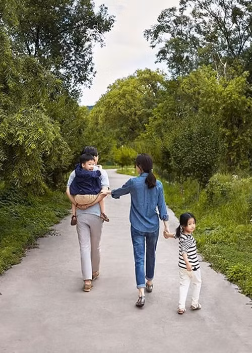 Lee Young Ae tự tay cắt tóc cho con, chuẩn bị những bữa ăn và đưa các con đi dạo ngoài trời. Ảnh: Dân Việt