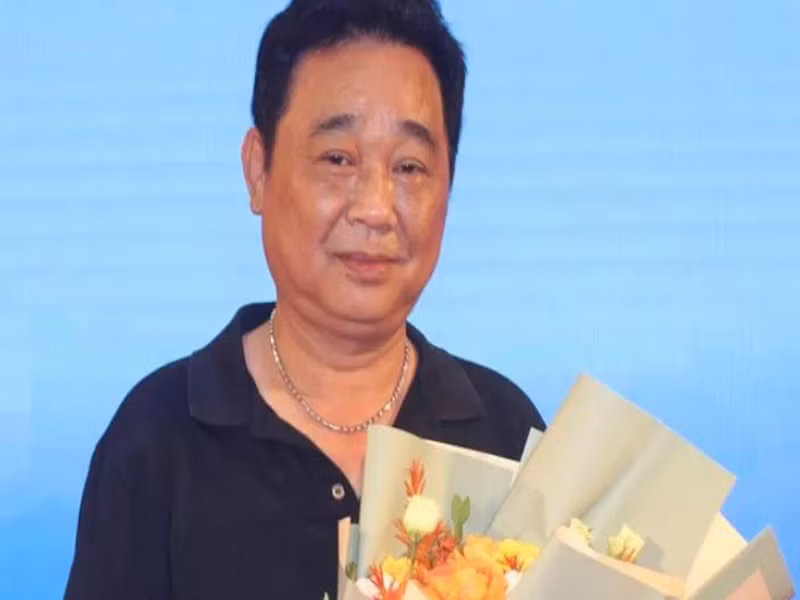 Chiều ngày 21/11, Nhà hát Kịch Việt Nam trao quyết định nghỉ hưu cho nghệ sĩ Quốc Khánh. Ảnh: VTV