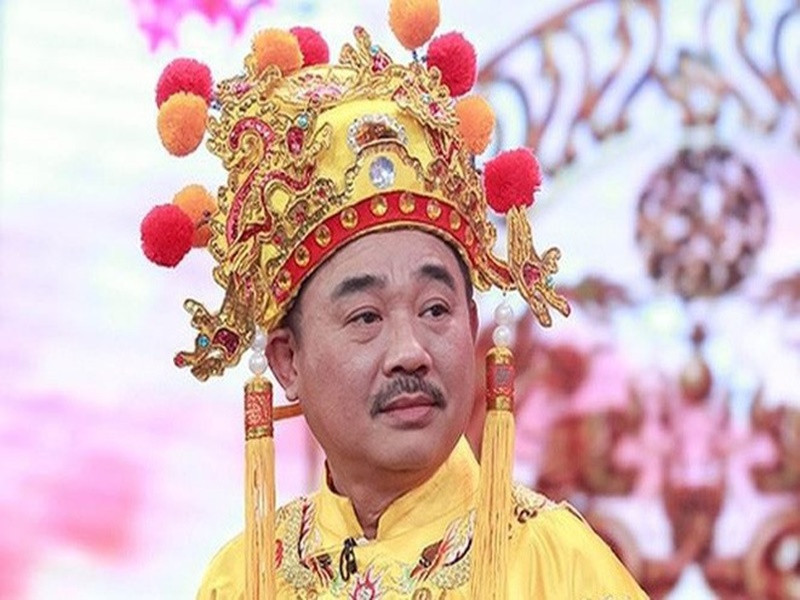 Với những đóng góp cho nghệ thuật, Quốc Khánh được trao tặng danh hiệu Nghệ sĩ ưu tú năm 2012. Ảnh: Lao động