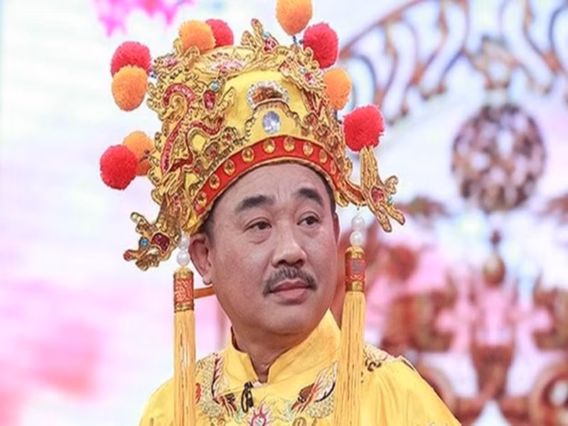 Với những đóng góp cho nghệ thuật, Quốc Khánh được trao tặng danh hiệu Nghệ sĩ ưu tú năm 2012. Ảnh: Lao động