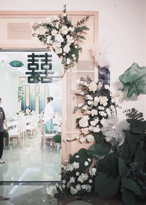 Cô dâu rất thích hoa sen nên lựa chọn loài hoa này cho ngày trọng đại. Ảnh: Dân Việt