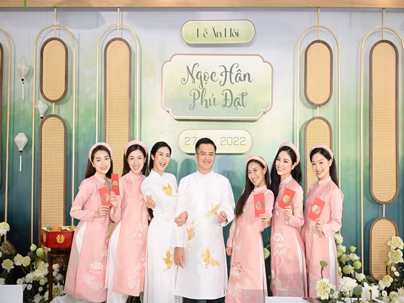 Phú Đạt mặc áo dài trắng thêu hoạ tiết chim hạc. Ngọc Hân cũng diện áo dài trắng, thêu thêm hình hoa sen bên cạnh chim hạc. Ảnh: Vietnamnet