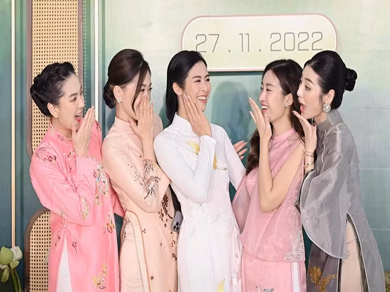 Hoa hậu Đỗ Mỹ Linh, Á hậu Tú Anh, Á hậu Phương Nga, MC Mai Ngọc, Hồng Quế... diện áo dài dự lễ ăn hỏi của Ngọc Hân. Ảnh: Tiền Phong