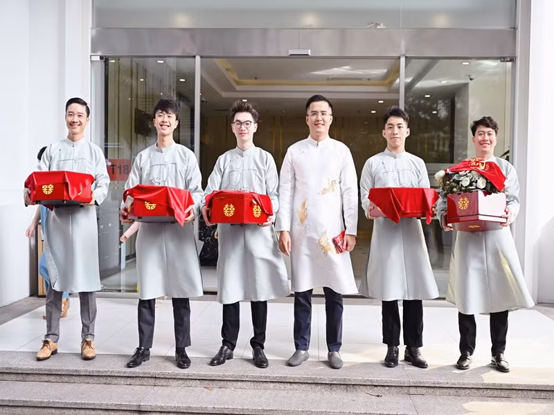 Hoa hậu Việt Nam 2010 chia sẻ với Zing cô tự chuẩn bị bộ phủ tráp, thêu bằng tay thủ công. Ảnh: Vietnamnet