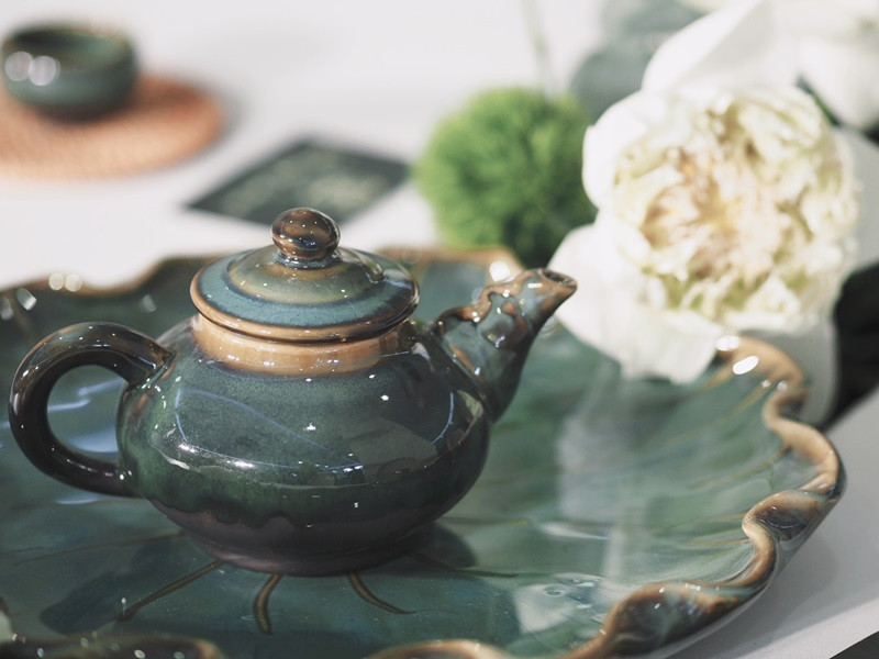 Bình trà và đĩa trà cũng mang cảm hứng từ sen. Ảnh: Dân Việt