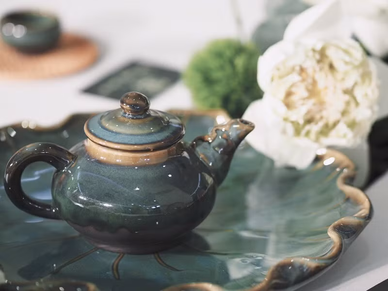 Bình trà và đĩa trà cũng mang cảm hứng từ sen. Ảnh: Dân Việt