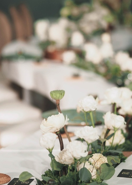 Ngoài ra, 500 bông sen dùng để trang trí cho không gian lễ ăn hỏi của Ngọc Hân được đặt trước một tháng và chăm sóc tại đầm vì tháng 12 vốn hết mùa sen ở miền Bắc. Ảnh: VTC