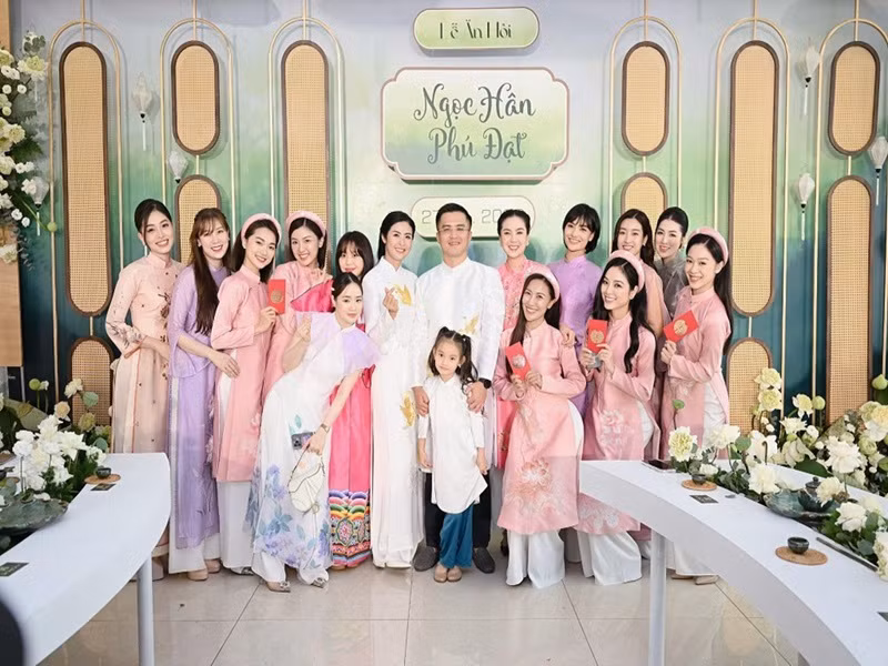 Dàn phù dâu gồm Ngọc Nữ, MC Quỳnh Hoa, Lương Thanh, Hoa hậu dân tộc Ngọc Anh, MC Hạnh Quyên. Ảnh: Tiền Phong