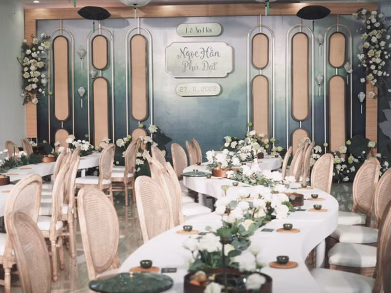 Cô dâu lựa chọn họa tiết mây tre đan cho ghế ngồi và cổng chào. Ảnh: VTC