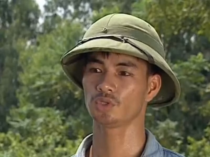 Trước “Sóng ở đáy sông”, Xuân Bắc đóng một số phim nhưng chưa thực sự nổi bật. Chỉ đến khi vào vai Núi trong “Sóng ở đáy sông”, anh mới tỏa sáng. Đến nay, Núi vẫn là vai diễn để đời của Xuân Bắc. Ảnh: VTV