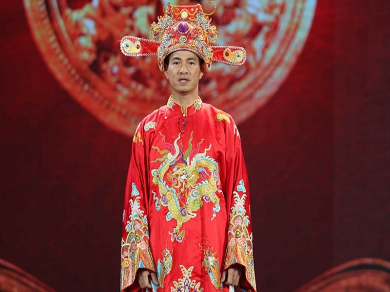 Sau “Sóng ở đáy sông”, Xuân Bắc ghi dấu ấn với các vai diễn hài. Trong đó, Nam Tào trong chương trình “Táo Quân” là vai diễn được nhiều người nhớ đến nhất. Không chỉ diễn xuất, khả năng dẫn chương trình của Xuân Bắc cũng được đánh giá cao. Anh gây ấn tượng khi làm MC "Hỏi xoáy đáp xoay", "Đuổi hình bắt chữ". Ảnh: Giao thông