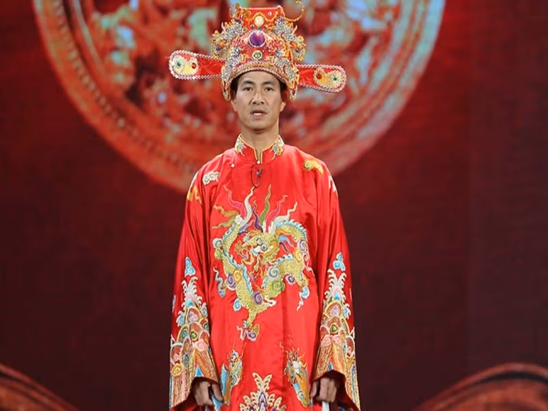 Sau “Sóng ở đáy sông”, Xuân Bắc ghi dấu ấn với các vai diễn hài. Trong đó, Nam Tào trong chương trình “Táo Quân” là vai diễn được nhiều người nhớ đến nhất. Không chỉ diễn xuất, khả năng dẫn chương trình của Xuân Bắc cũng được đánh giá cao. Anh gây ấn tượng khi làm MC "Hỏi xoáy đáp xoay", "Đuổi hình bắt chữ". Ảnh: Giao thông