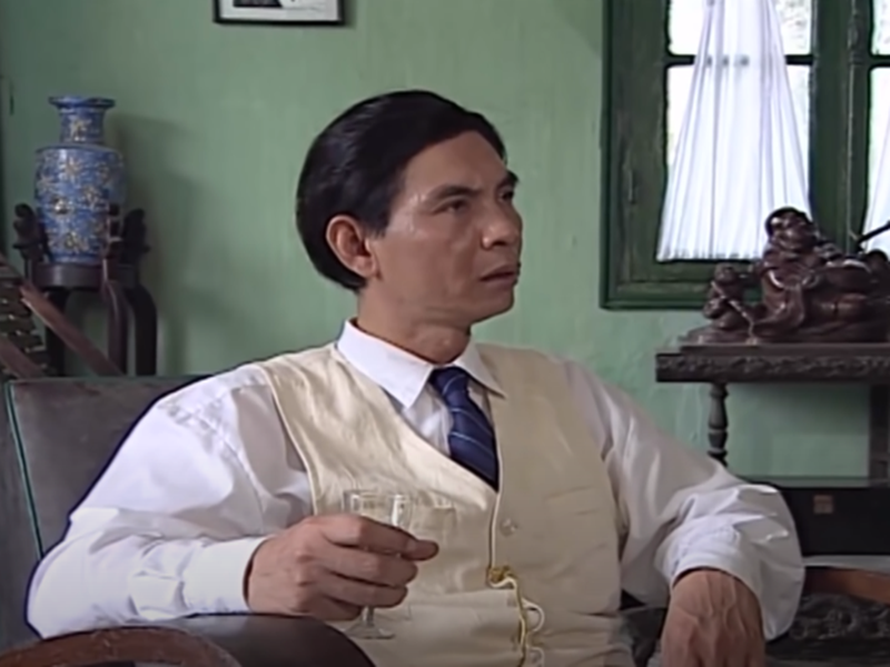 Vào vai ông Đại, người bố độc đoán gia trưởng của Núi, nghệ sĩ Duy Hậu bị khán giả ghét lây. Sau “Sóng ở đáy sông”, ông có một vai diễn ấn tượng khác. Đó là ông Hàm - một người gia trưởng, nhiều thủ đoạn trong “Đất và người”. Trong những năm qua, ông hoàn toàn ở ẩn. Ảnh: Vietnamnet