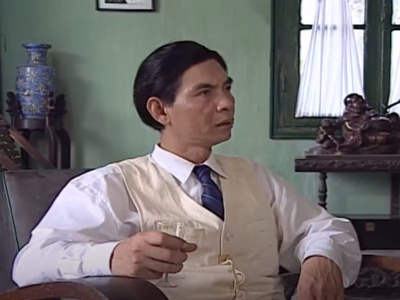 Vào vai ông Đại, người bố độc đoán gia trưởng của Núi, nghệ sĩ Duy Hậu bị khán giả ghét lây. Sau “Sóng ở đáy sông”, ông có một vai diễn ấn tượng khác. Đó là ông Hàm - một người gia trưởng, nhiều thủ đoạn trong “Đất và người”. Trong những năm qua, ông hoàn toàn ở ẩn. Ảnh: Vietnamnet