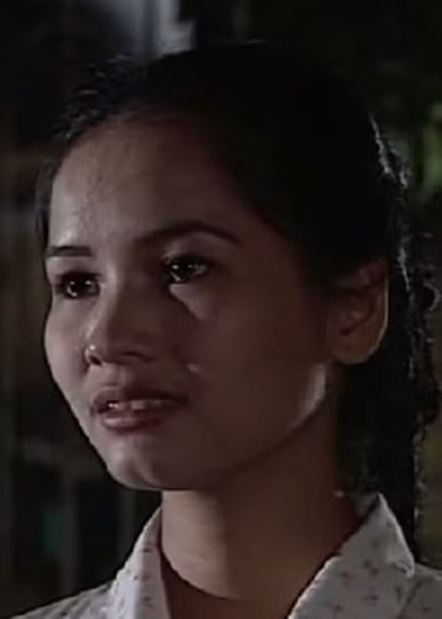 Minh Nguyệt gây ấn tượng khi đảm nhận vai diễn cô giáo Biển và cũng là em gái Núi. Trước khi đóng “Sóng ở đáy sông”, nữ diễn viên khá nổi tiếng với phim “Người đàn bà hủi”. Sau bộ phim “Sóng ở đáy sông”, Minh Nguyệt đảm nhận nhiều vai tương tự với các phim “Những đứa con vùng đồi”, “Nếp nhà”. Ảnh: Công lý và xã hội