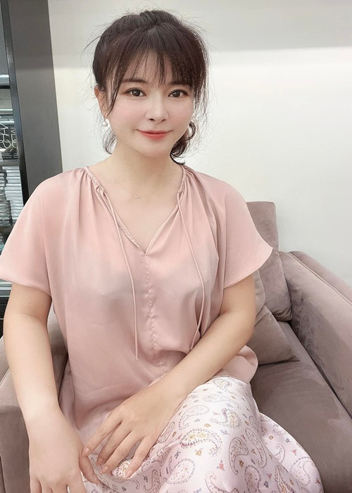 Trong những năm qua, Kim Oanh chăm chỉ tham gia hoạt động nghệ thuật và tiếp tục gây ấn tượng với các vai diễn phản diện như Tuyết trong “Những ngọn nến trong đêm”, Ló trong “Ma làng”, Linh trong “Đừng bắt em phải quên”. Cởi mở chia sẻ công việc nhưng nữ diễn viên lại rất kín tiếng về đời tư. Ảnh: FBNV