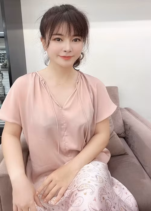 Trong những năm qua, Kim Oanh chăm chỉ tham gia hoạt động nghệ thuật và tiếp tục gây ấn tượng với các vai diễn phản diện như Tuyết trong “Những ngọn nến trong đêm”, Ló trong “Ma làng”, Linh trong “Đừng bắt em phải quên”. Cởi mở chia sẻ công việc nhưng nữ diễn viên lại rất kín tiếng về đời tư. Ảnh: FBNV