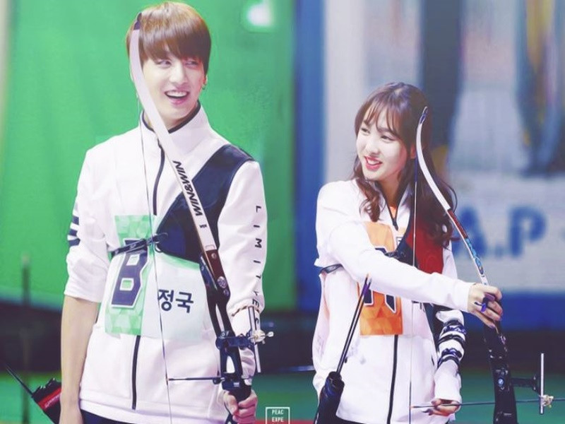 Tại Idol Championship, Jung Kook đứng dậy cổ vũ khi Nayeon của nhóm Twice thi đấu làm dấy lên tin đồn cả hai hẹn hò. Một thời gian sau, do 2 nghệ sĩ không có bất kỳ tương tác nào, tin đồn tình cảm mới lắng xuống. Ảnh: VTC