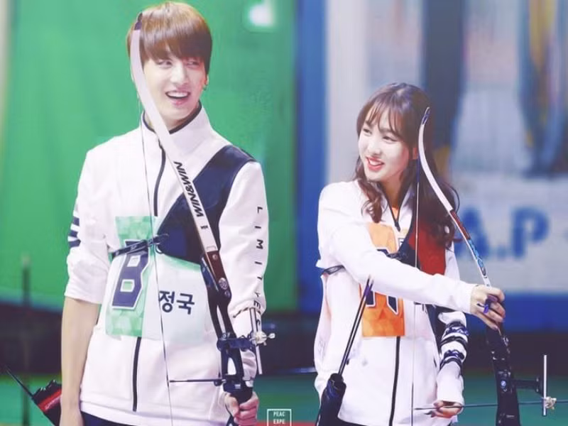 Tại Idol Championship, Jung Kook đứng dậy cổ vũ khi Nayeon của nhóm Twice thi đấu làm dấy lên tin đồn cả hai hẹn hò. Một thời gian sau, do 2 nghệ sĩ không có bất kỳ tương tác nào, tin đồn tình cảm mới lắng xuống. Ảnh: VTC