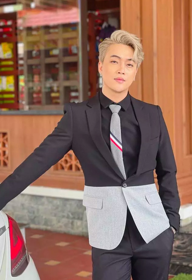 Quản lý của TiTi giải thích rằng vào tháng 7 vừa qua, nam ca sĩ sang Campuchia thăm một người bạn. “TiTi được người bạn đưa đến nơi đây mà không biết đó là sòng bạc. Khi đến nơi, TiTi mới biết bạn của mình đang chơi bài và nhờ anh giữ tiền giúp trong thời gian đi vệ sinh", người này cho hay. Ảnh: Vietnamnet