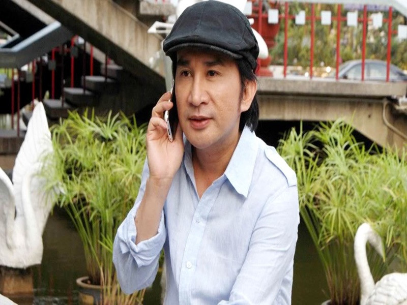 Theo Dân Việt, cơ quan điều tra đã không khởi tố hình sự Kim Tử Long. Lý do là bởi việc tham gia “chơi vài ván cho vui” của nam nghệ sĩ là không quá 2 triệu và Kim Tử Long chứng minh được số tiền có trong người không phải để chơi bài. Ảnh: Tiền Phong