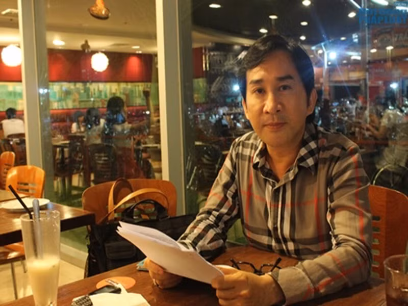 Kim Tử Long cũng từng vướng scandal đánh bạc. Anh bị bắt khi đang đánh bạc trên một chiếc xà lan vào năm 2013. Theo Kim Tử Long, anh chỉ đánh cho vui theo yêu cầu của người hâm mộ sau khi có buổi diễn ở đây. Ảnh: Đời sống pháp luật