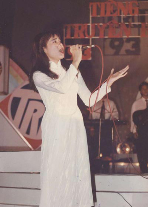 Năm 15 tuổi, Thu Minh tham gia cuộc thi Tiếng hát Truyền hình TP HCM. Tuy nhiên, do chưa đủ tuổi theo quy chế đưa ra, cô bị ban giám khảo loại. Đến năm 16 tuổi, Thu Minh đoạt giải nhất cuộc thi này. Ảnh: Người lao động