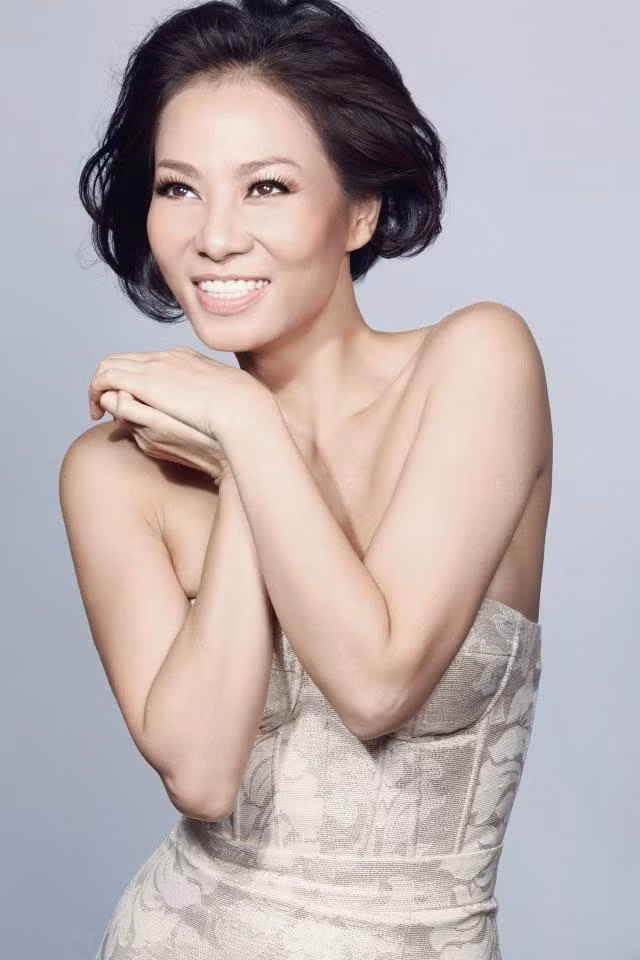 Thu Minh chăm chỉ chạy show. Thường, cô có khoảng 8 show một ngày, có khi lên 10 show. Mỗi tụ điểm cách nhau 5 phút lái xe. Có lần cô ngã xe mà không kịp xem có đau không, chỉ dựng xe lên chạy tiếp. Ảnh: FBNV