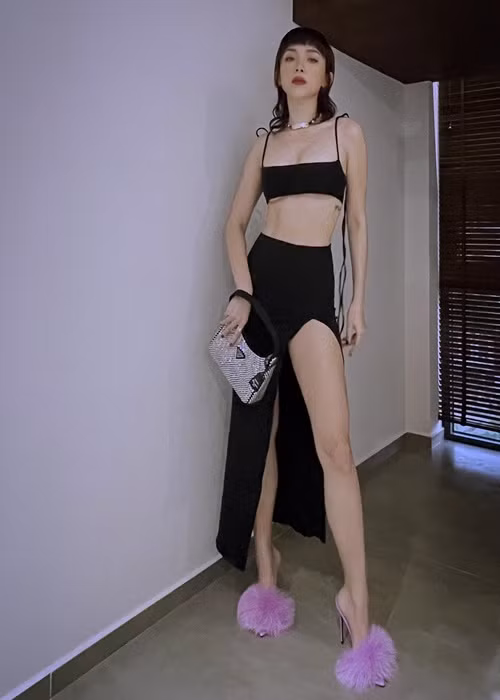 Nữ ca sĩ hé lộ thêm, thực ra ông xã cằn nhằn khi vợ mặc đồ hở hang nhưng sau đó thì mặc kệ vì không làm được gì hết.