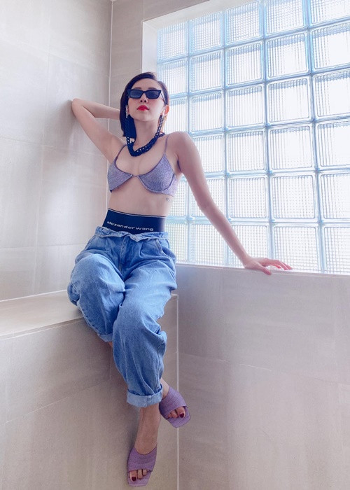 Tóc Tiên gợi cảm trong set đồ nội y hàng hiệu Alexander Wang phối cùng quần jeans cạp cao.