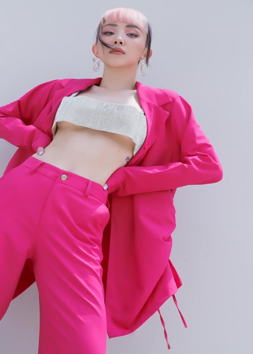 Nữ ca sĩ yêu thích các mẫu trang phục giúp cô khoe triệt để vòng một.