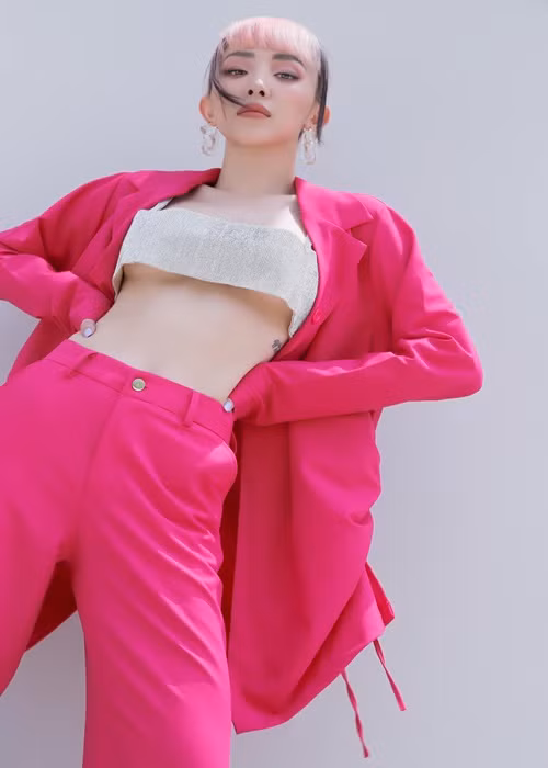 Nữ ca sĩ yêu thích các mẫu trang phục giúp cô khoe triệt để vòng một.