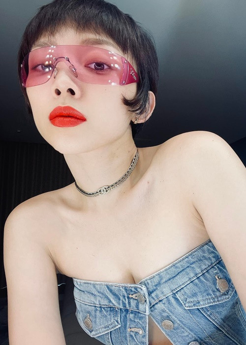 Ngoài phong cách thời trang, Tóc Tiên không nhận được sự ủng hộ của mẹ khi từ bỏ việc học làm bác sĩ để đi hát.