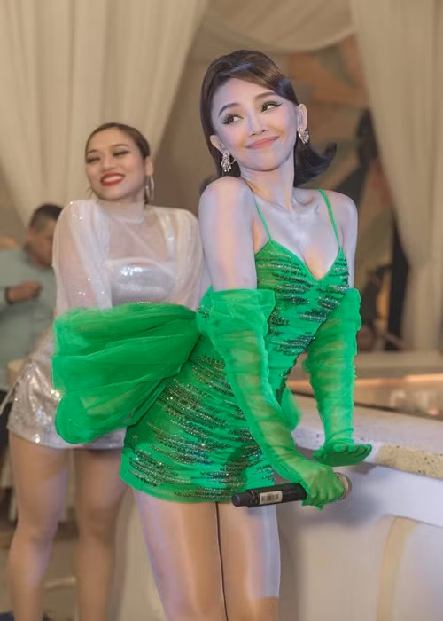 Bà xã Hoàng Touliver mặc váy ngắn gợi cảm khi đi diễn.