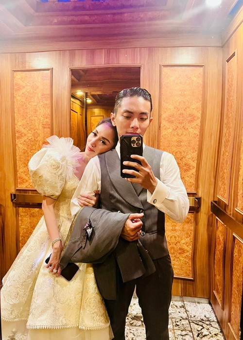 Phan Hiển động viên vợ: "Đám cưới đến nơi rồi mà chưa chuẩn bị gì cả. Vợ thì bận tổ chức giải thế giới. Chồng thì bận tập luyện sấp mặt. Thôi cố lên bà xã nhé".