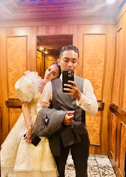 Phan Hiển động viên vợ: "Đám cưới đến nơi rồi mà chưa chuẩn bị gì cả. Vợ thì bận tổ chức giải thế giới. Chồng thì bận tập luyện sấp mặt. Thôi cố lên bà xã nhé".