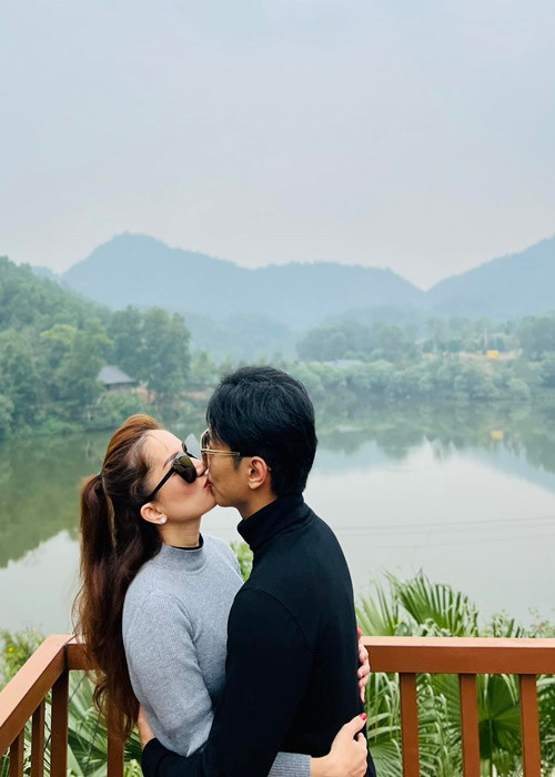 Theo Tổ Quốc, Phan Hiển lo hết mọi việc trong khâu chuẩn bị cho đám cưới như lên lịch trình thử váy cưới, viết kịch bản chương trình, chọn ngày và danh sách 500 khách mời.