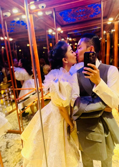 Vợ chồng Khánh Thi bận rộn với công việc dù đám cưới cận kề.