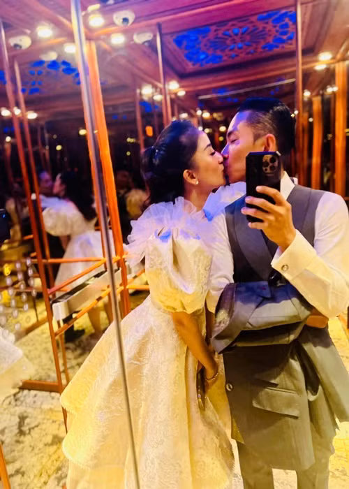 Vợ chồng Khánh Thi bận rộn với công việc dù đám cưới cận kề.