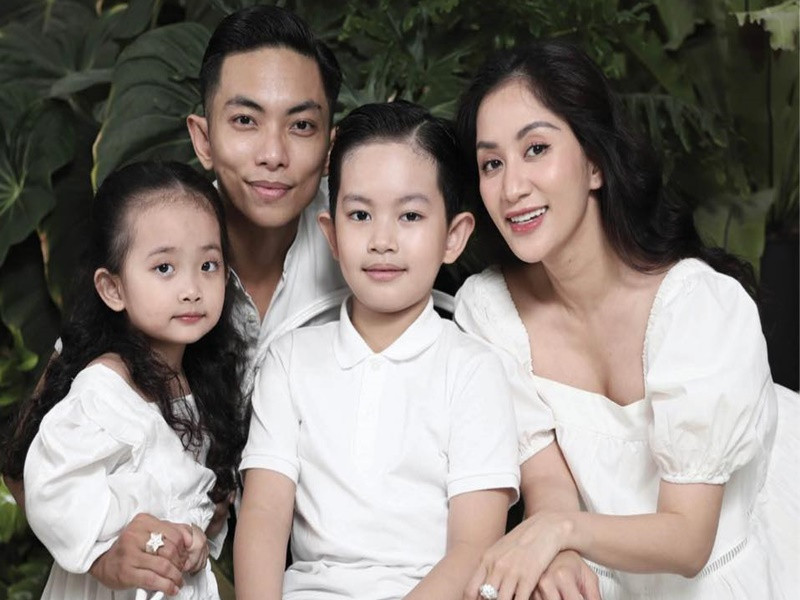 Ông xã Khánh Thi đặt hàng nhạc sĩ viết riêng ca khúc về đám cưới, nhờ đạo diễn nổi tiếng dàn dựng sân khấu, song ca cùng Khánh Thi một vài tiết mục kết hợp với biểu diễn dancesport. Phan Hiển còn muốn rước dâu bằng xe mô tô.