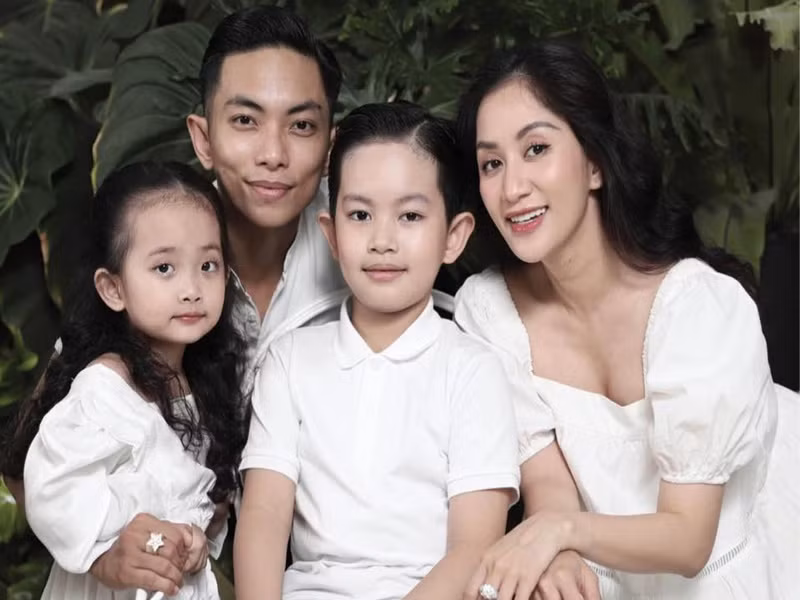 Ông xã Khánh Thi đặt hàng nhạc sĩ viết riêng ca khúc về đám cưới, nhờ đạo diễn nổi tiếng dàn dựng sân khấu, song ca cùng Khánh Thi một vài tiết mục kết hợp với biểu diễn dancesport. Phan Hiển còn muốn rước dâu bằng xe mô tô.