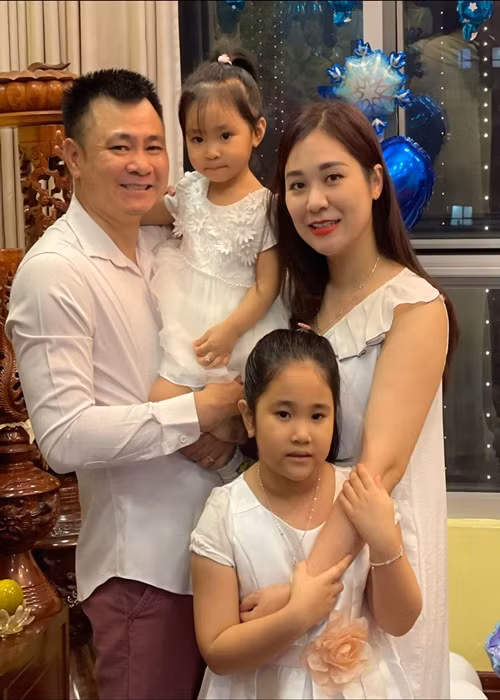  Vợ Tự Long ngày càng đẹp mặn mà sau khi sinh nở.