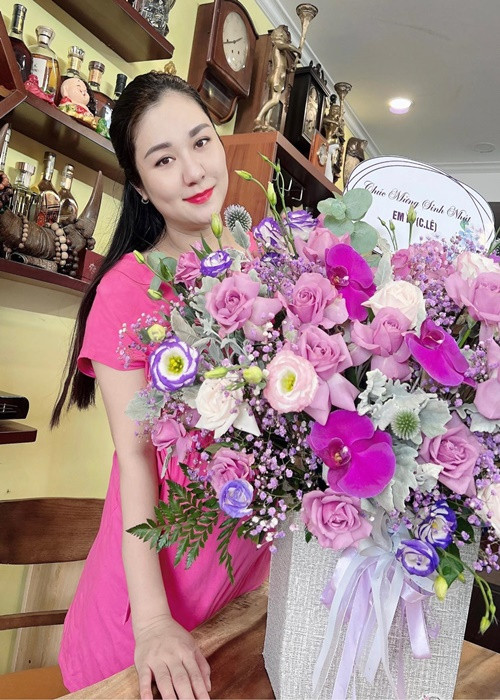 Vợ Tự Long chăm làm từ thiện.