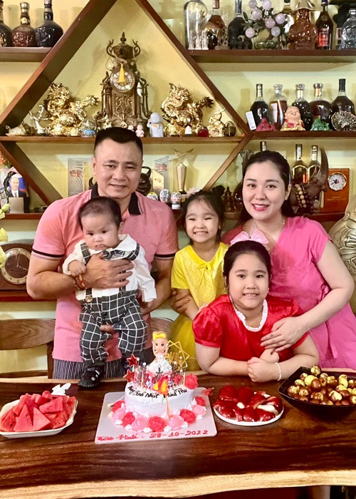 Bà xã kém 12 tuổi của Tự Long nhanh chóng lấy lại vóc dáng thon gọn.