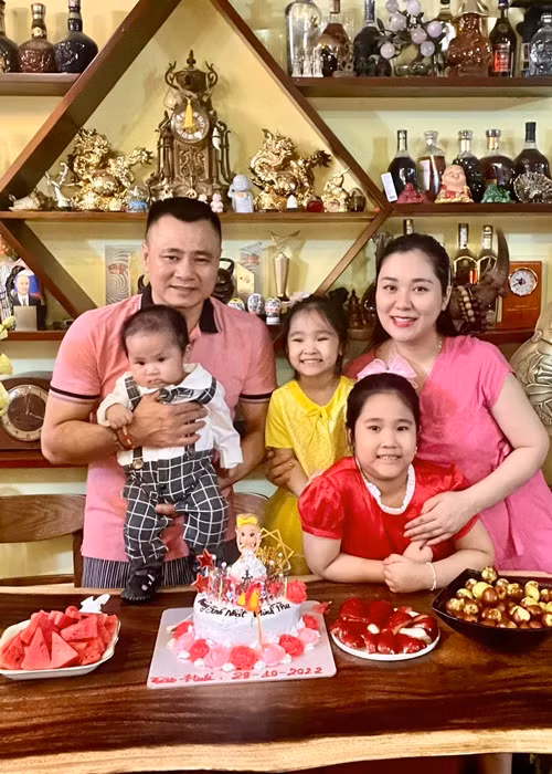 Bà xã kém 12 tuổi của Tự Long nhanh chóng lấy lại vóc dáng thon gọn.