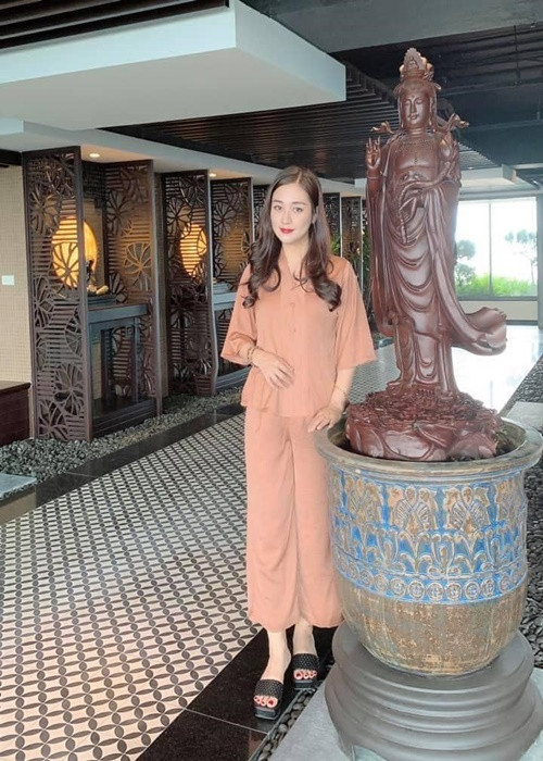 Trên trang cá nhân, cô thường xuyên kêu gọi bạn bè cùng chung tay giúp đỡ các em nhỏ được sinh ra nhưng bị bỏ rơi ở chùa hay những hoàn cảnh khó khăn.