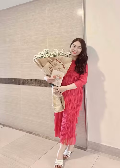 Mỗi dịp 20/11, Minh Nguyệt nhận được hoa, quà từ các học trò. Năm nay, cô viết trên trang cá nhân: "Biết ơn mái trường Đại học Văn hóa Nghệ thuật Quân đội đã cho mình một nghề nghiệp cao quý, rèn luyện và học tập trau dồi không ngừng nghỉ để có một "phiên bản hoàn chỉnh" như ngày hôm nay! Yêu thương và cảm ơn tất cả".