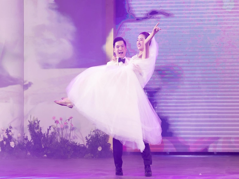 Cuộc sống sau đám cưới của cặp đôi trai tài gái sắc nhận được sự quan tâm của nhiều khán giả. Ảnh: FBNV